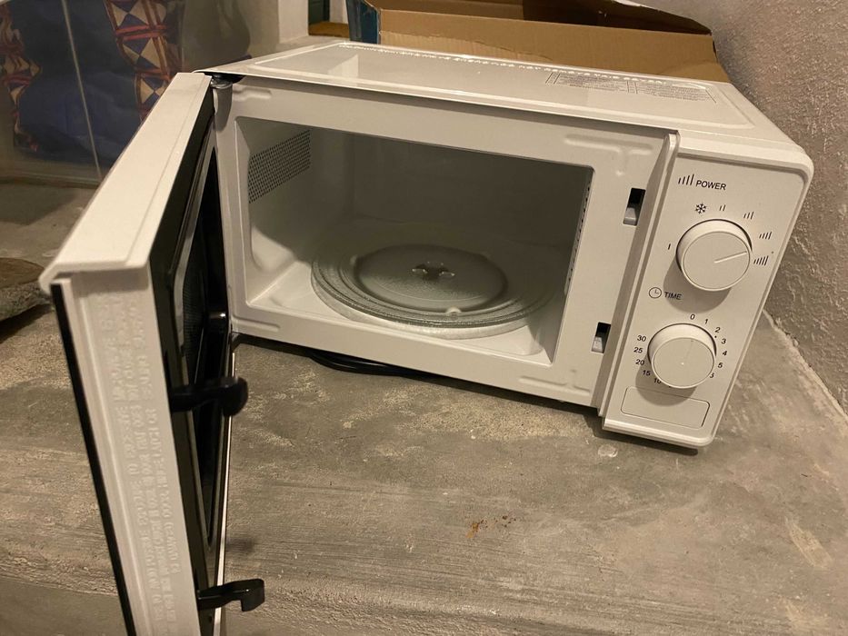 Micro-Ondas QILIVE com 6 níveis de potência.