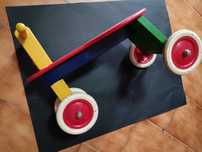 Triciclo sem pedais em madeira IKEA