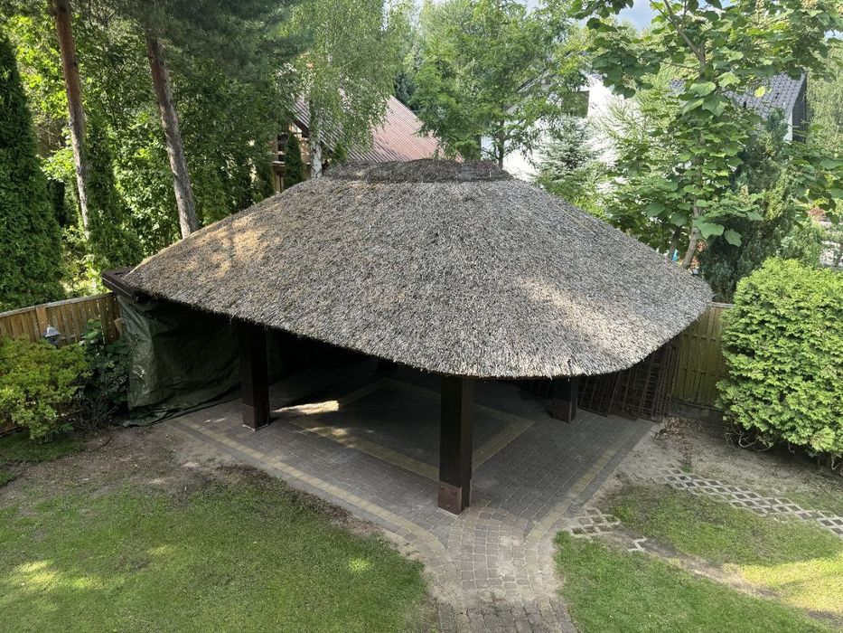 Naturalna altana ogrodowa z dachem z trzciny styl tropikalny
