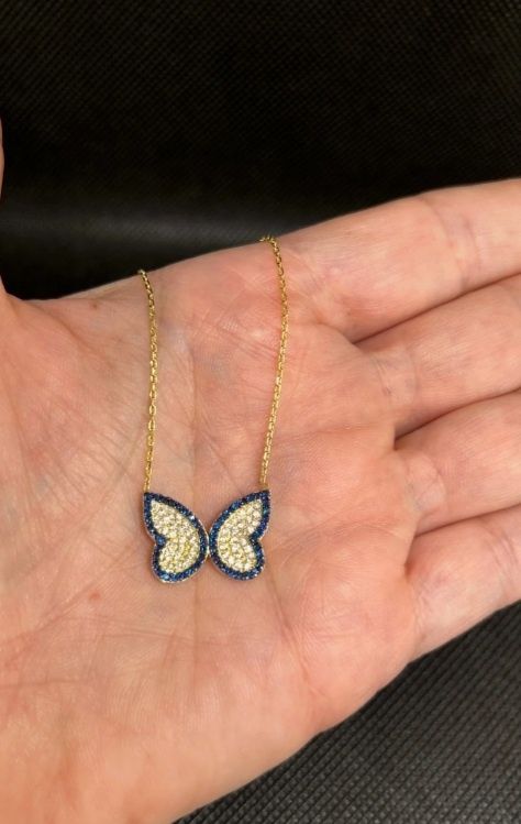 Colar de prata dourada com borboleta