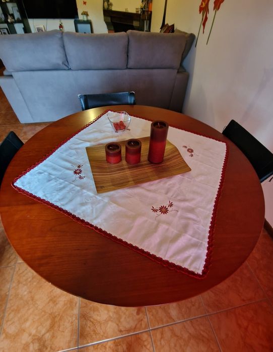 Mesa de Sala de Jantar que também dá para mesa de escritório
