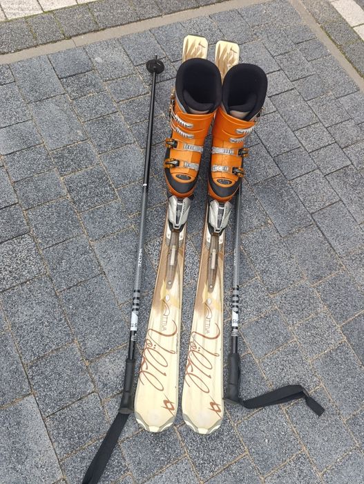 Narty volkl 142 cm. Buty Rossignol oraz kijki 120 cm. Zestaw dla pań.