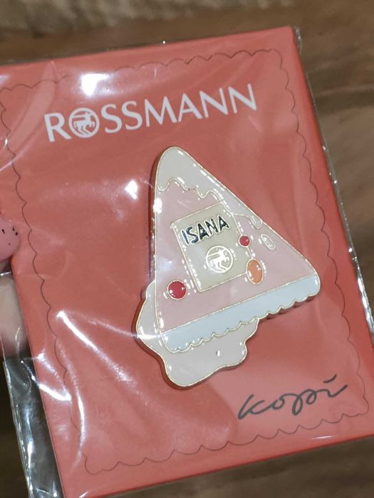 pin maseczka isana z rosmann metalowa przywieszka wiralowa