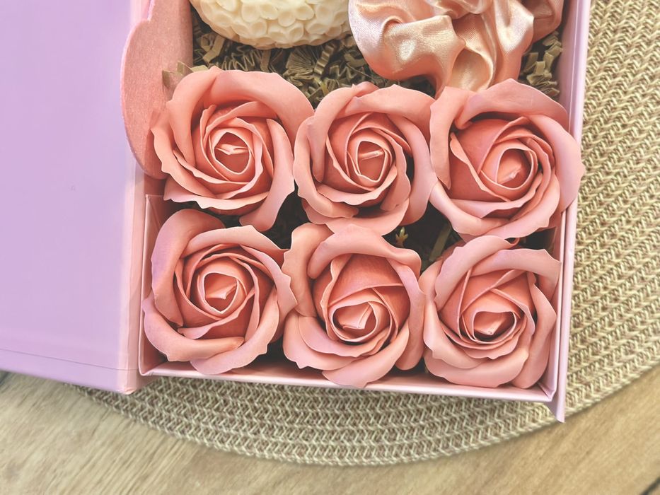 Relax Box z mydełkiem w kształcie serca i różami mydlanymi