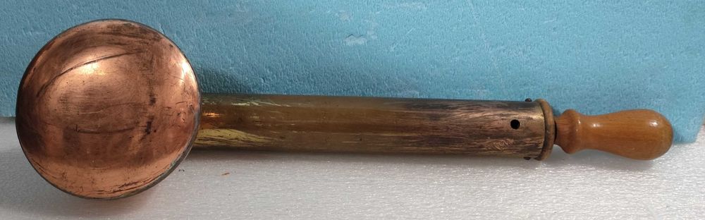Antigo pulverizador em cobre e latão