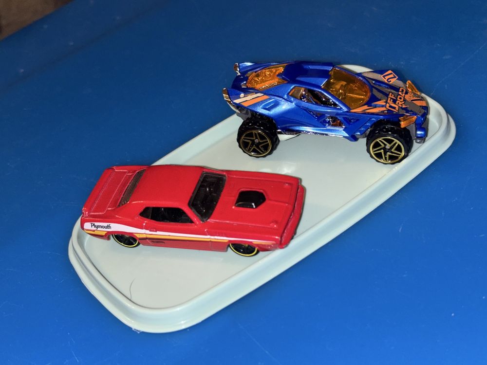 Carrinhos Hot Wheels e Mettal Machines semi novos