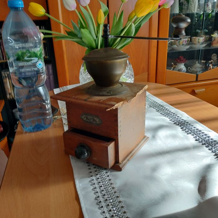 Piękny stary młynek do kawy PeDe