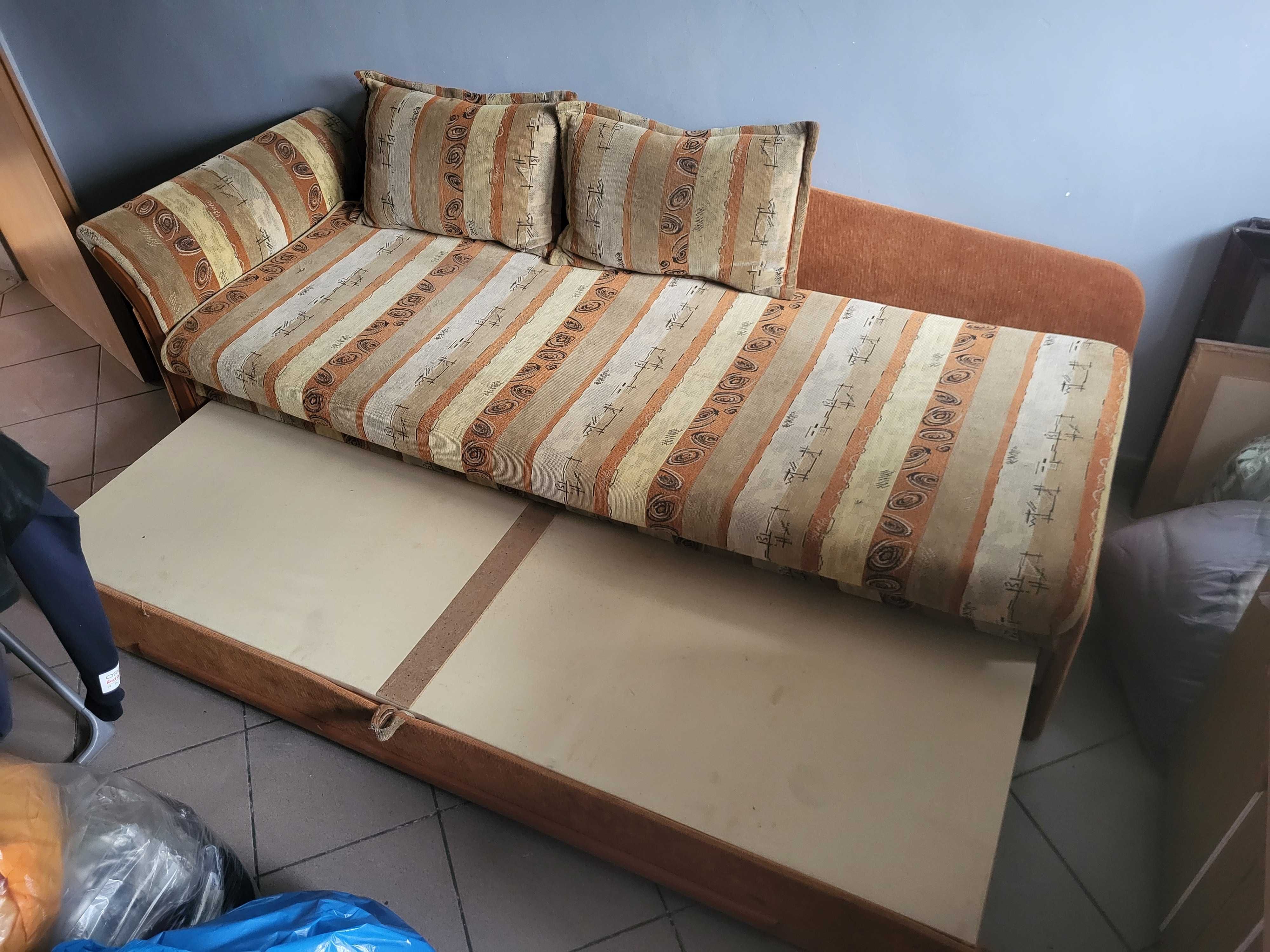 Rozkładana sofa z pojemnikiem na pościel