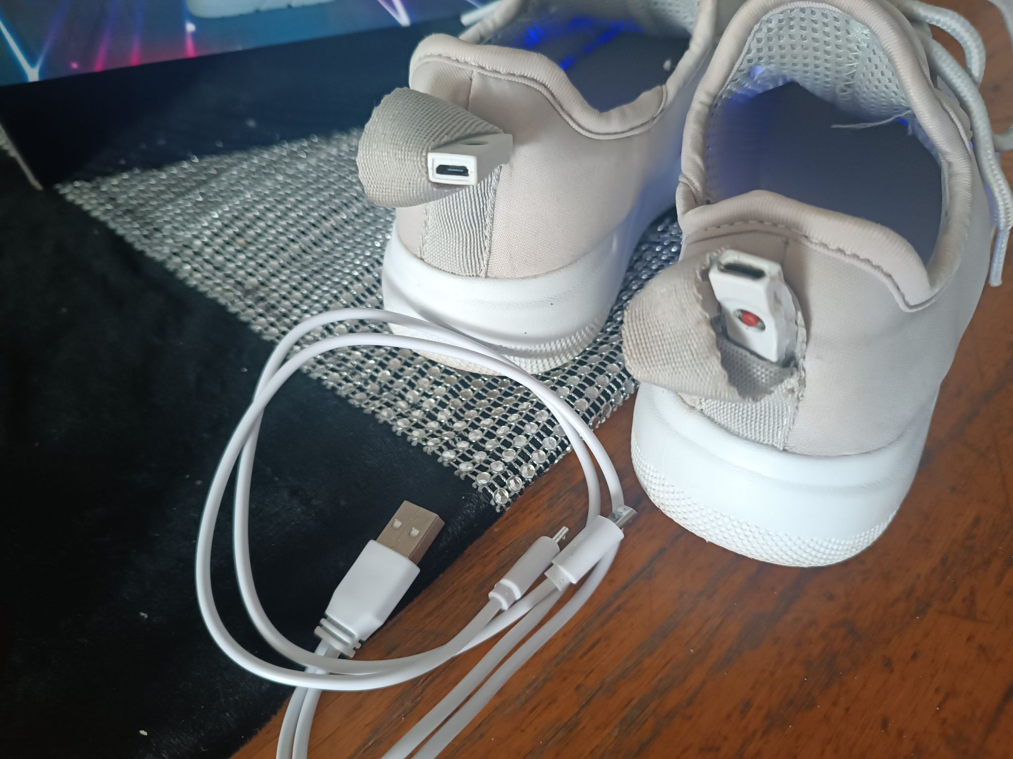 Buty świecące dla dziewczynki ładowane USB rozm. 29