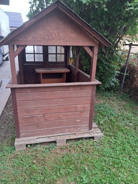 Drewniany domek dla dzieci