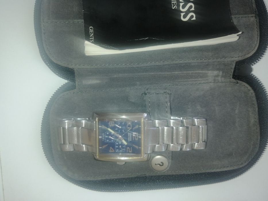Оригинальные наручные часы фирмы GUESS
