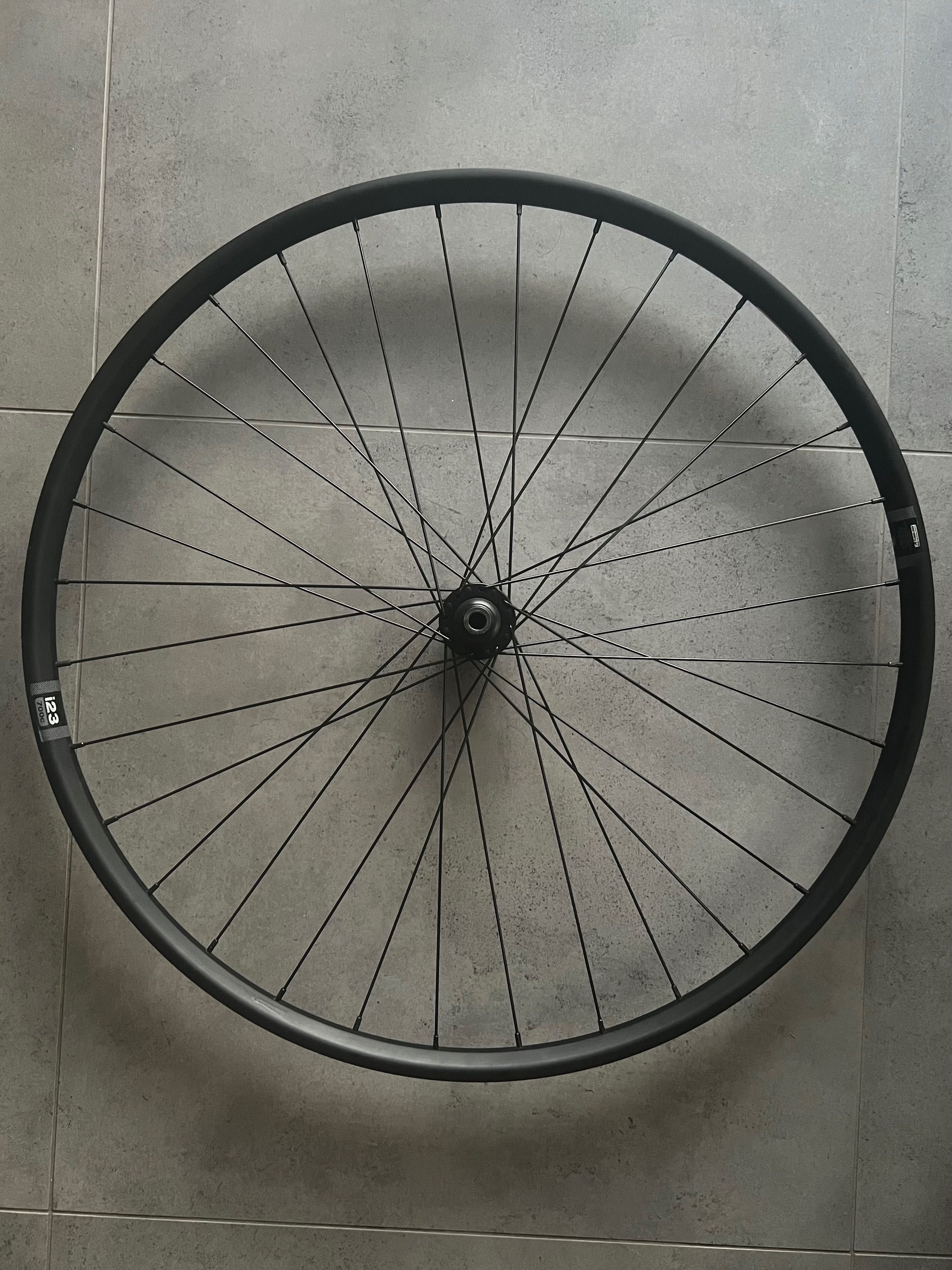 Koło przednie WTB ST i23 700C z piastą Shimano HB-RS470, 100×12 mm
