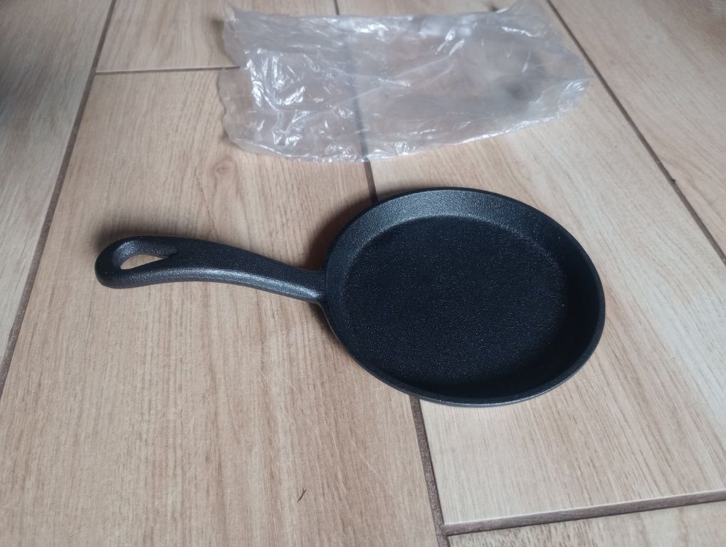 Patelnia żeliwna 12cm
