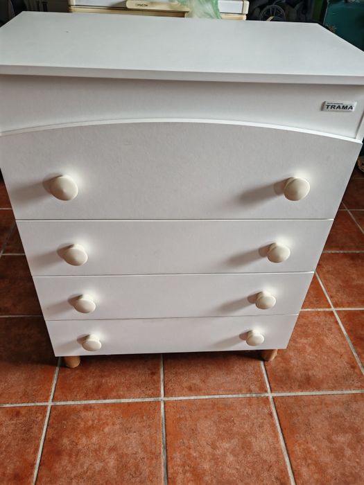 Berço de bebé com comoda