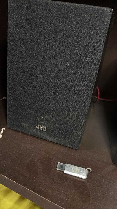 Aparelhagem, Rádio, leitor de CD e MP3 da marca JVC com duas colunas
