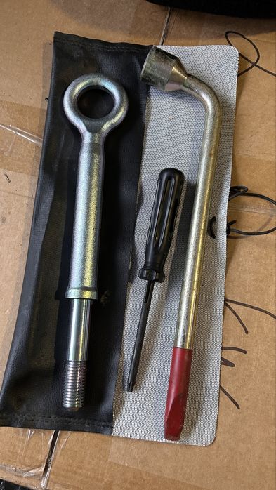 Крюк буксировочний Volvo XC 90