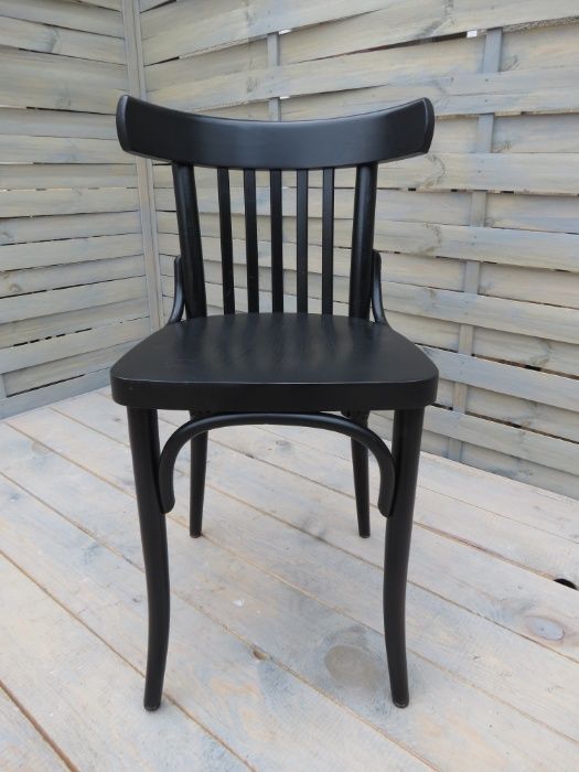 Po renowacji drewniane krzesła Thonet Vintage czarne restauracja