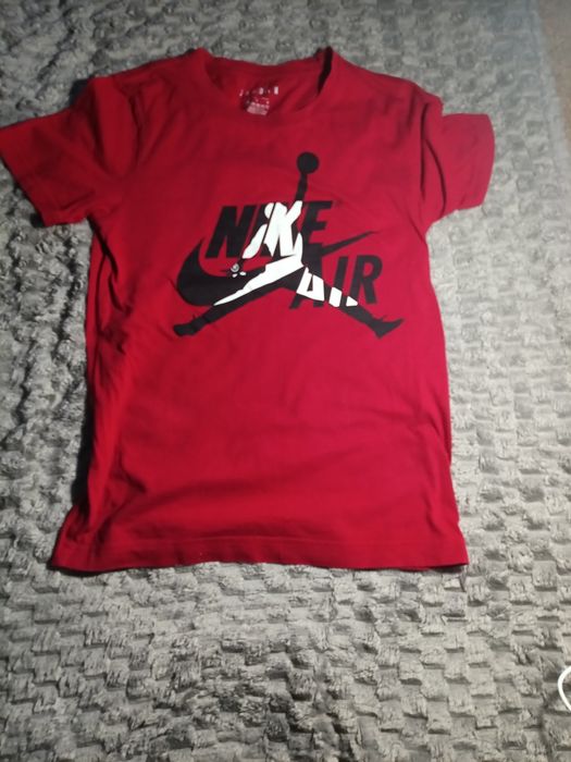 Червона футболка для хлопця