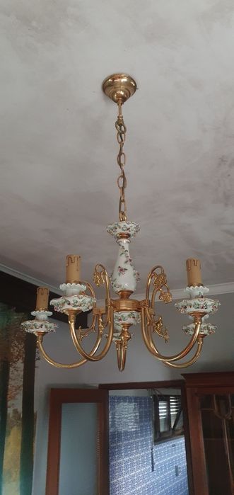 Candeeiro de teto antigo em porcelana e metal dourado