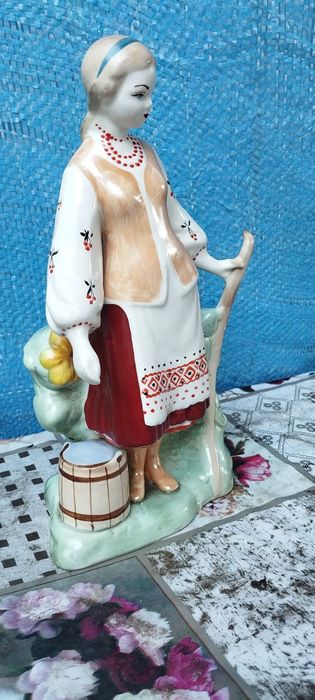 Статуэтка девушка у тына, по воду