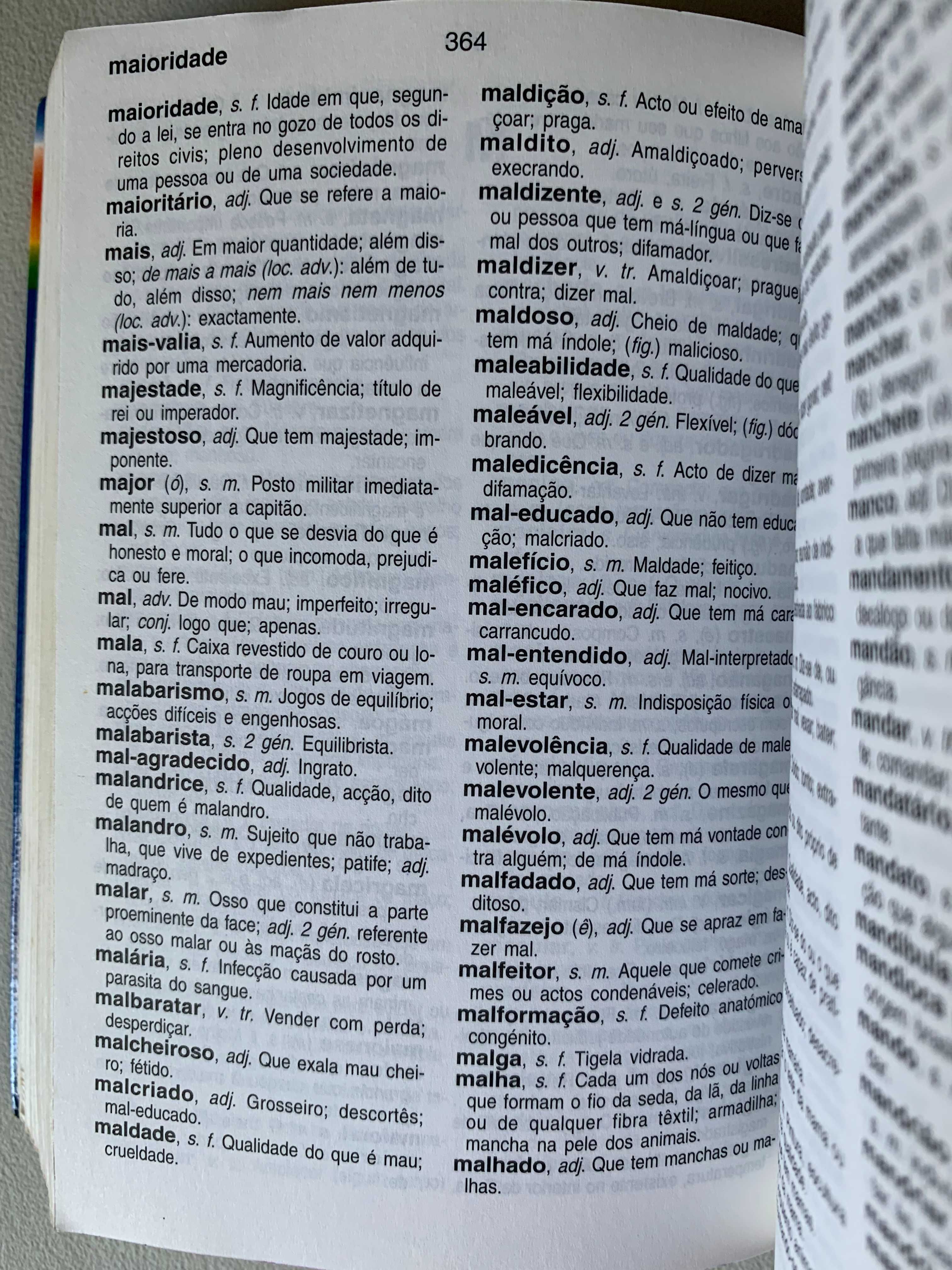 Dicionário Escolar Básico de Português