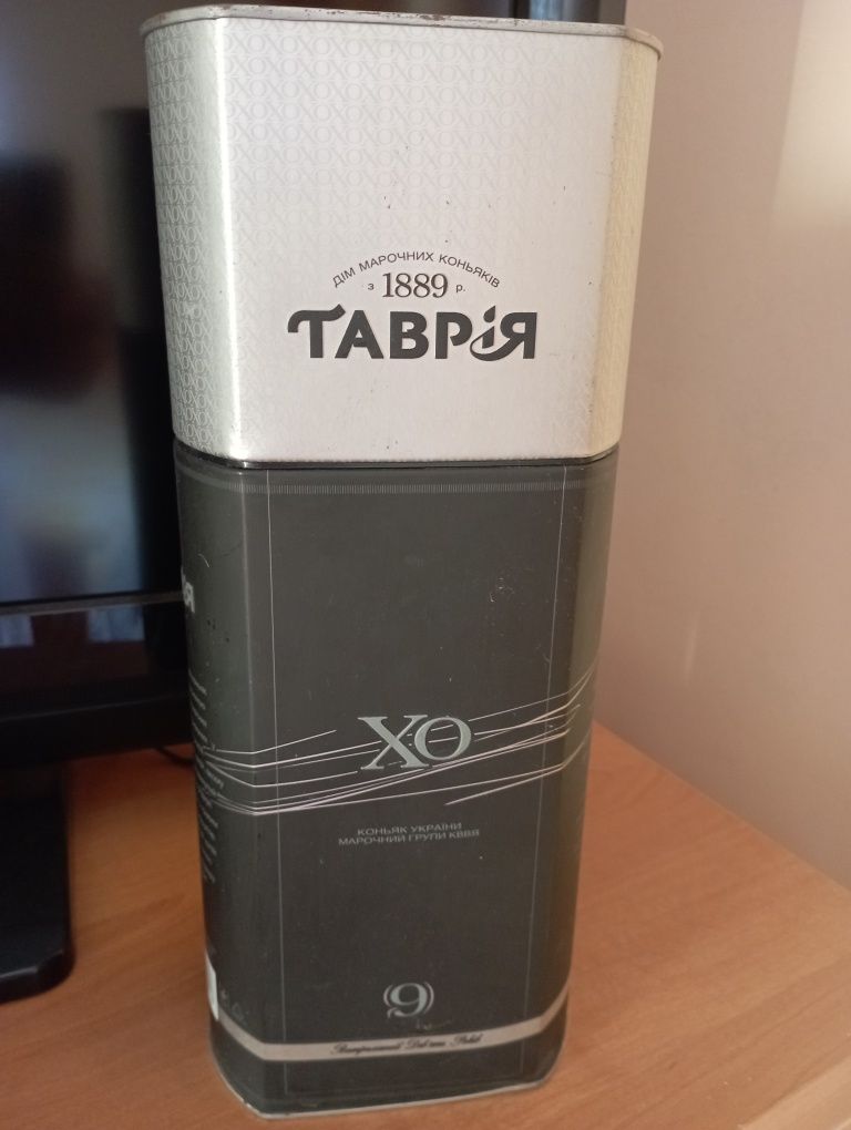 Коробка жестяна, вмістка, стан гарний