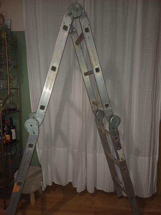 Escadote/escada multifuncional dobrável