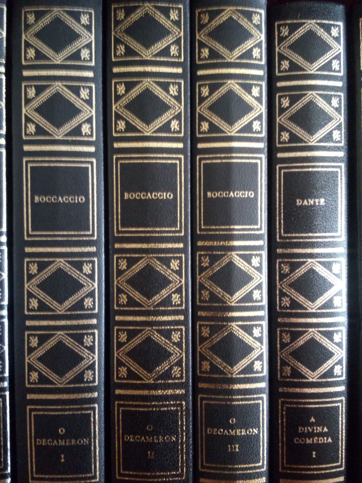 Livros capa rígida preto e dourado " Clássicos Literatura Mundial"