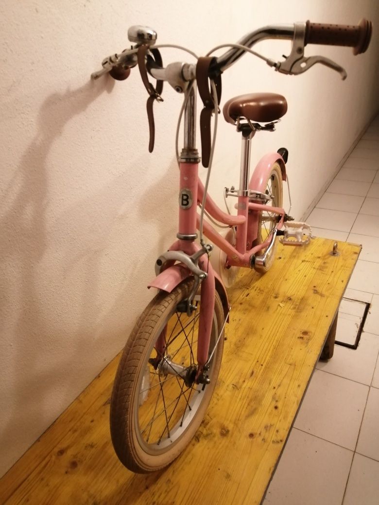 Bicicleta de menina muito bonita em bom estado de funcionamento