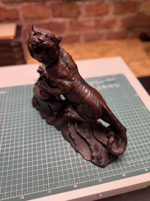 Rzeźba "tygrys na chińskim murze"