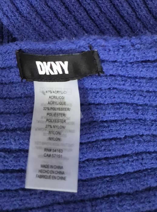 Ciepły chabrowy szal damski.