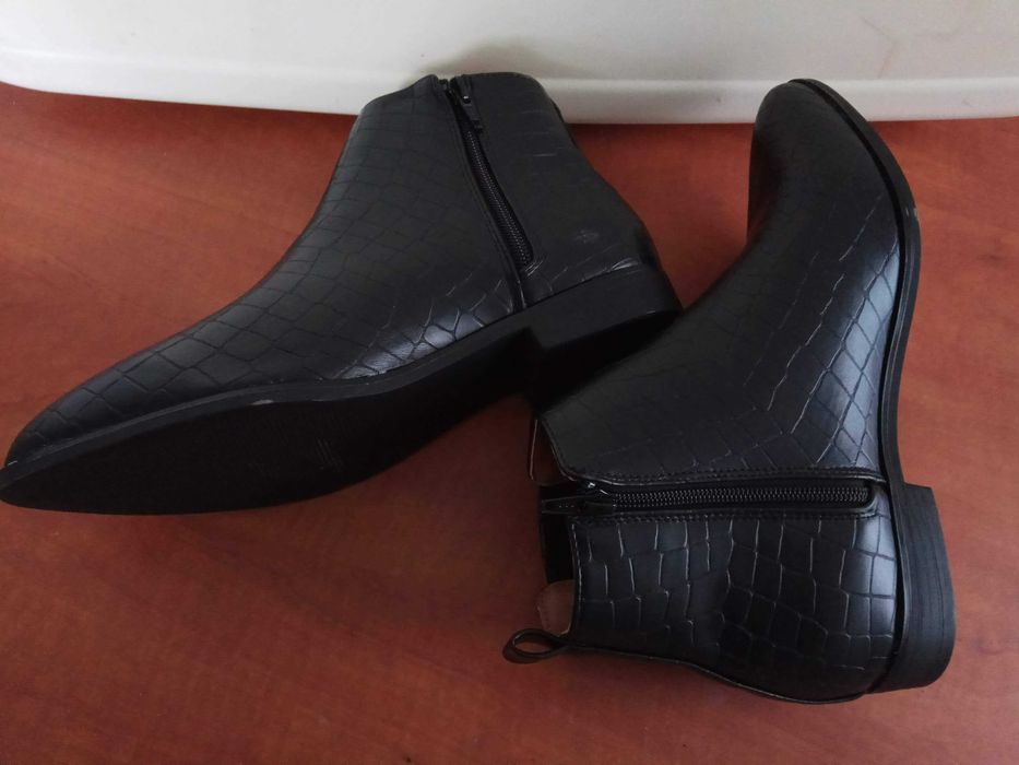 Botins pretos padrão crocodilo