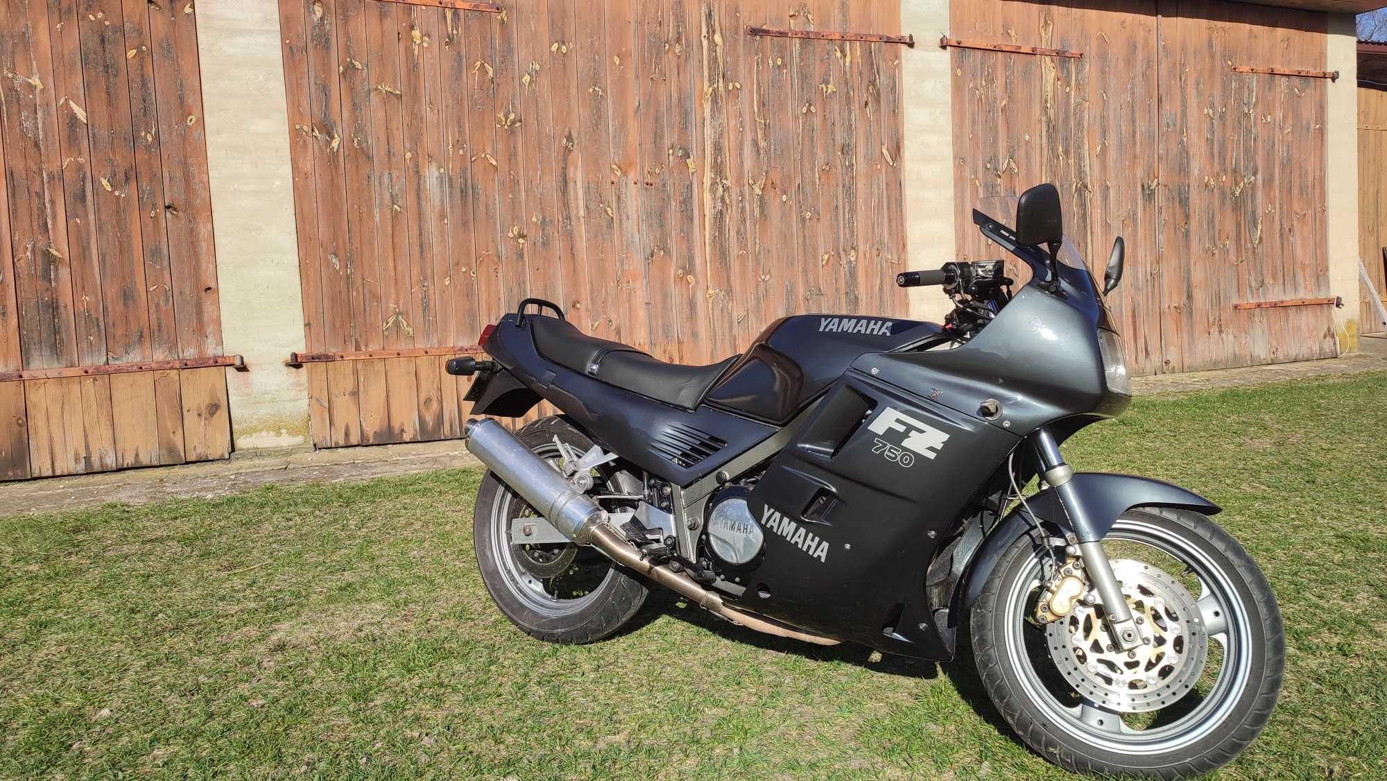 Yamaha FZ 750 przygotowana do sezonu