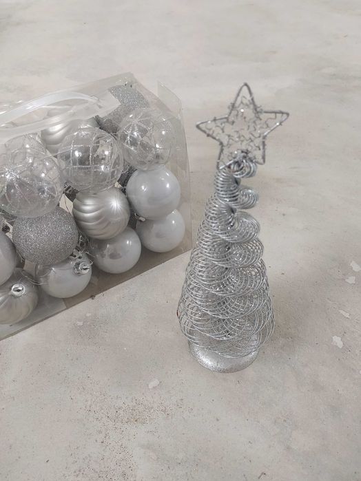 Árvore natal decorativa prateada