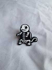 Przypinka pin pins wpinka broszka alternative pokemon szkielet czaszka