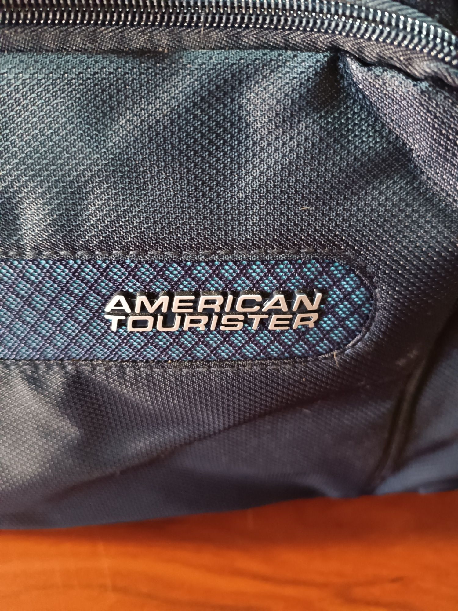 Mala de viagem American Tourister em tecido.