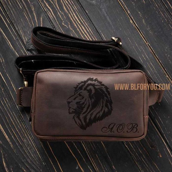 Чоловіча шкіряна сумка бананка з гравіюванням, іменна сумка на плече