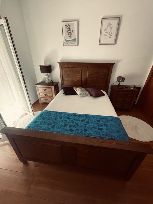 Cama casal madeira maciça , 2 mesas Apoio