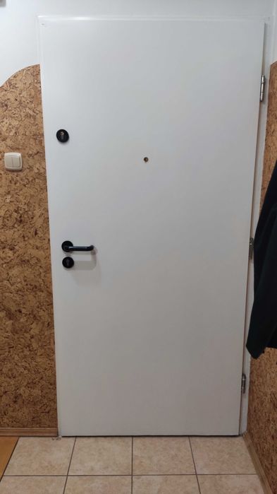 drzwi wejściowe do mieszkania lub inne