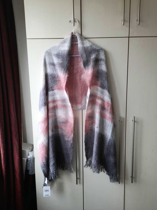 Duzy szal boucle 63x220, z metką