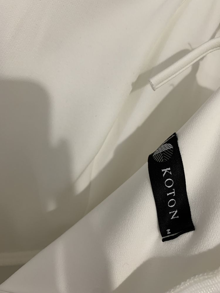 Biała suknia Koton