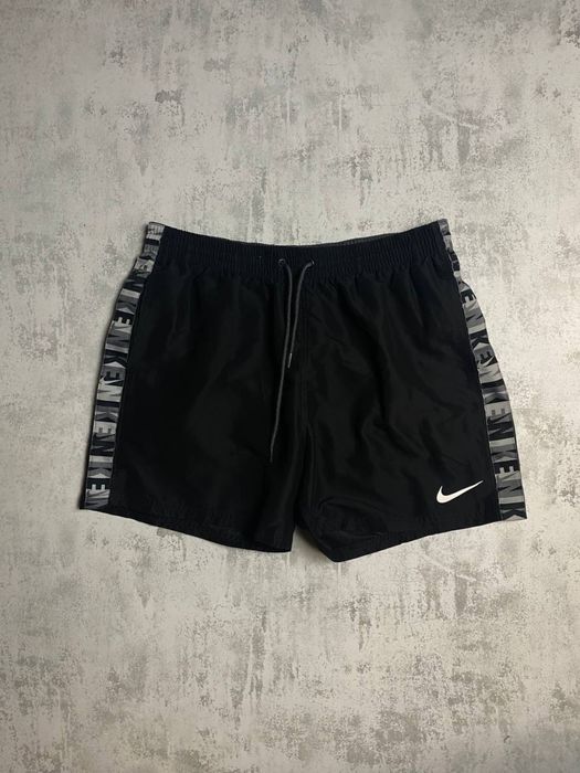 Чорні шорти Nike, бічні лампаси з логотипами, легка тканина