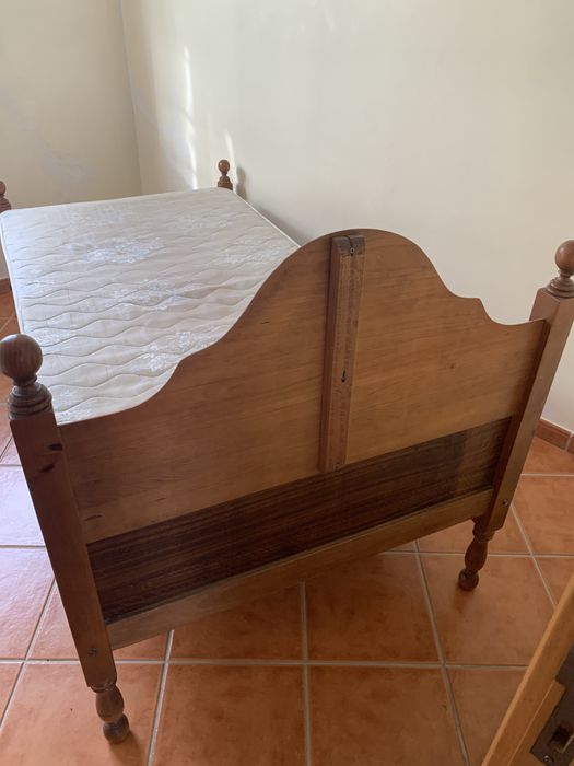 Cama de solteiro completa com mesa de cabeceira
