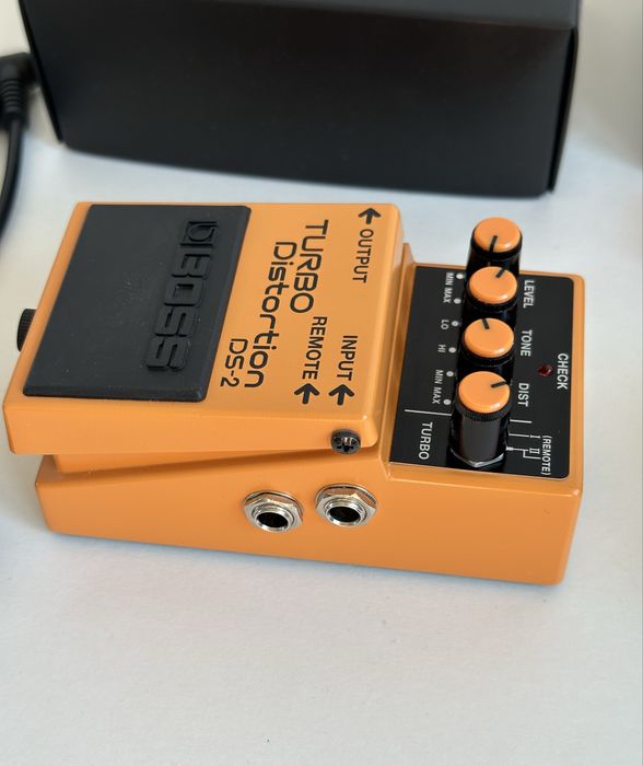 Boss Turbo Distortion DS-2 + power adapter + battery + patch cables