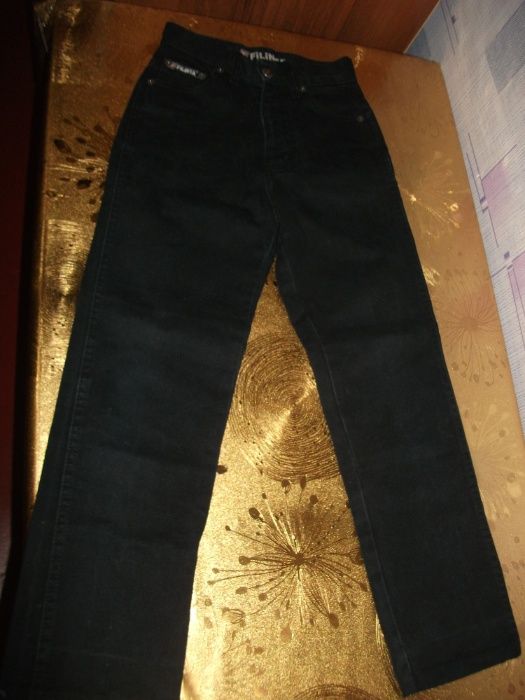 Отличные черные джинсы р.134-152, длина 86см, пояс 28см, в идеале