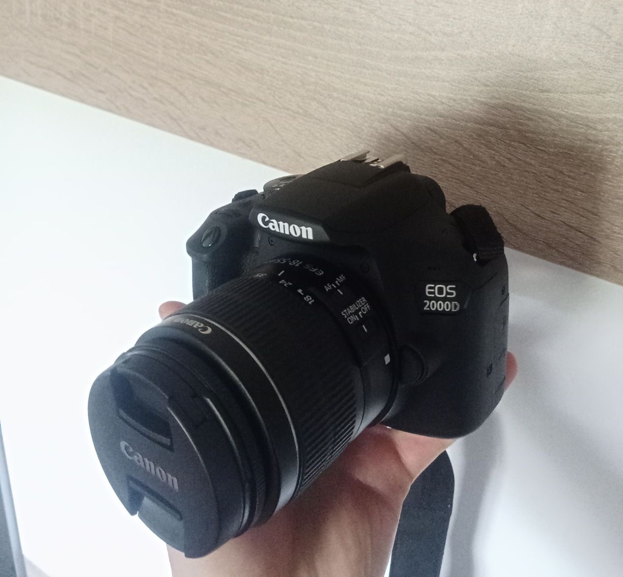 Camara Canon EOS 2000 D + LenteEF-S 18-55 mm f/3.5-5.6 IS II