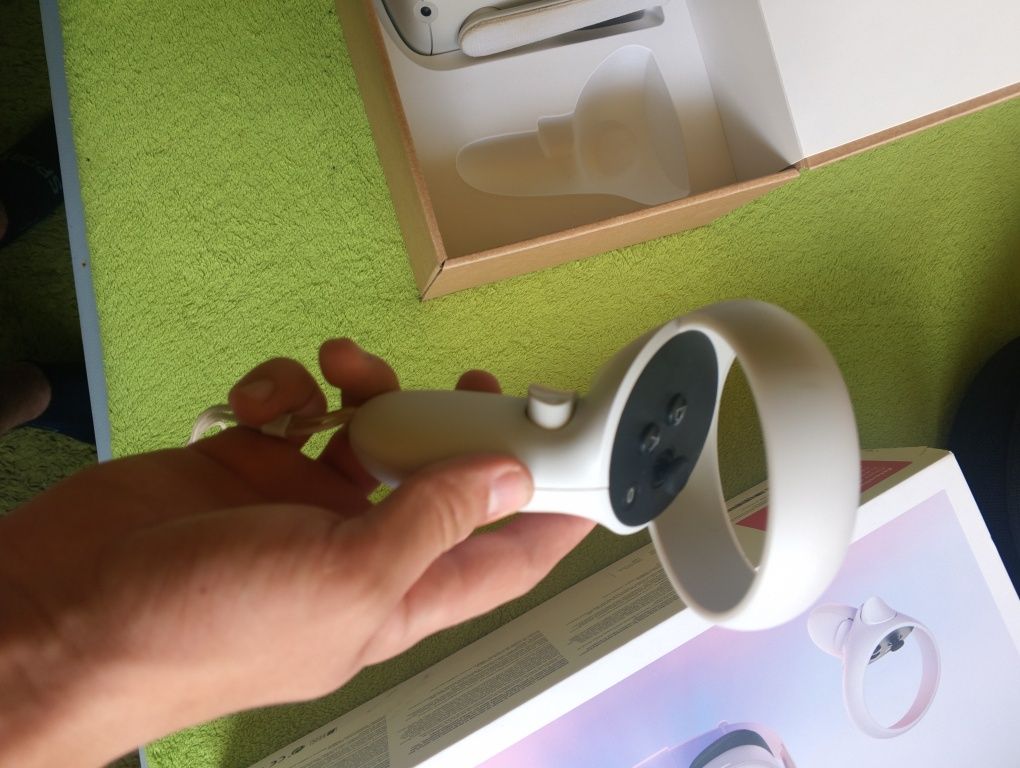 Oclulus meta quest 2 128gb + stacja ładująca -stan idealny