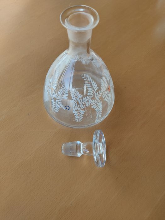 Conjunto de garrafa licoreira e copos.