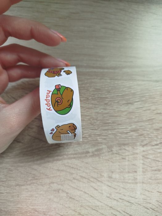 Rolka naklejek 500 sztuk kapibara