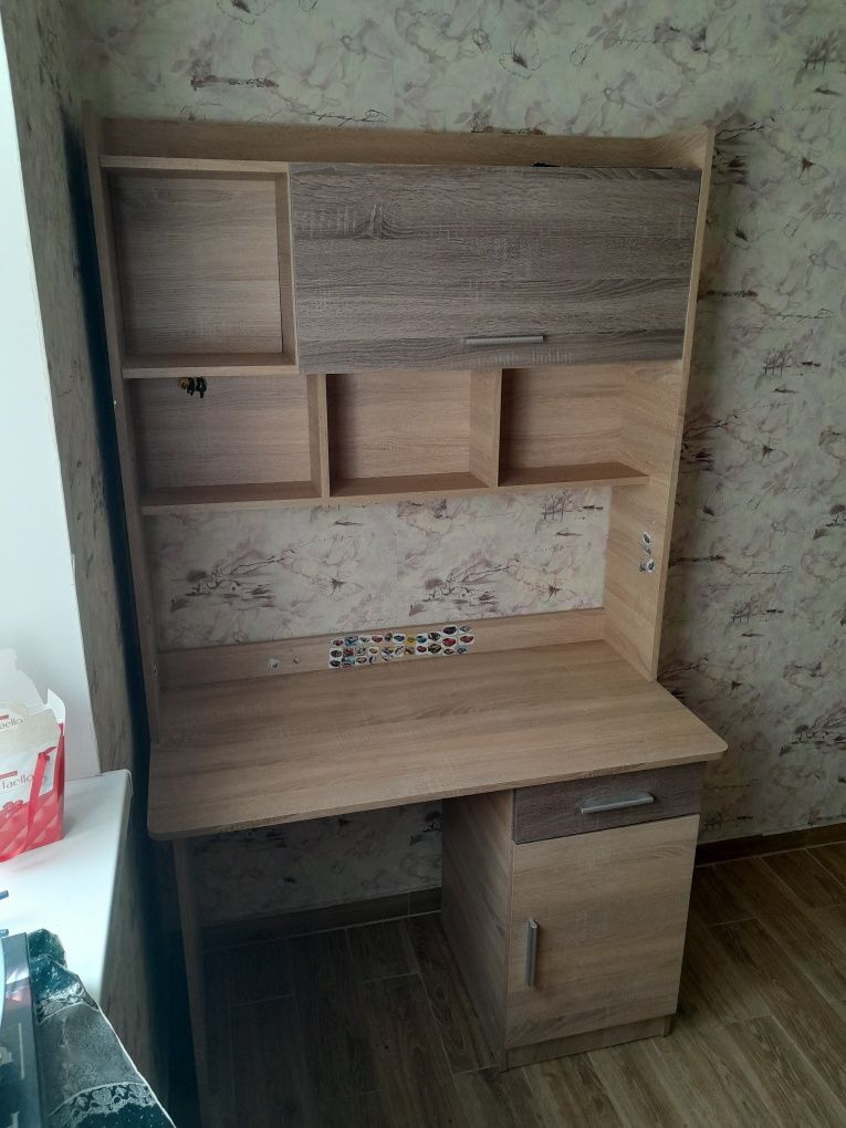 Письменный стол с полками